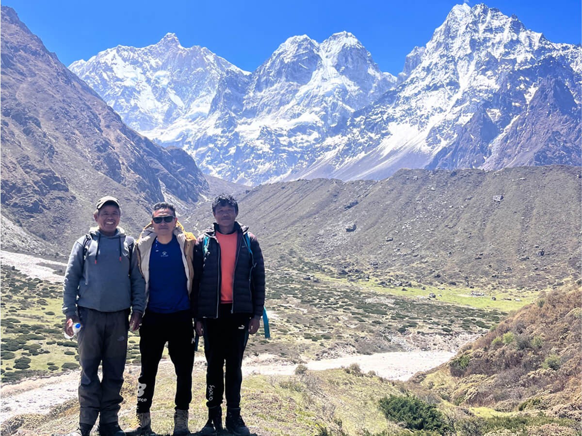 Group picture during the Kanchenjunga trekking
